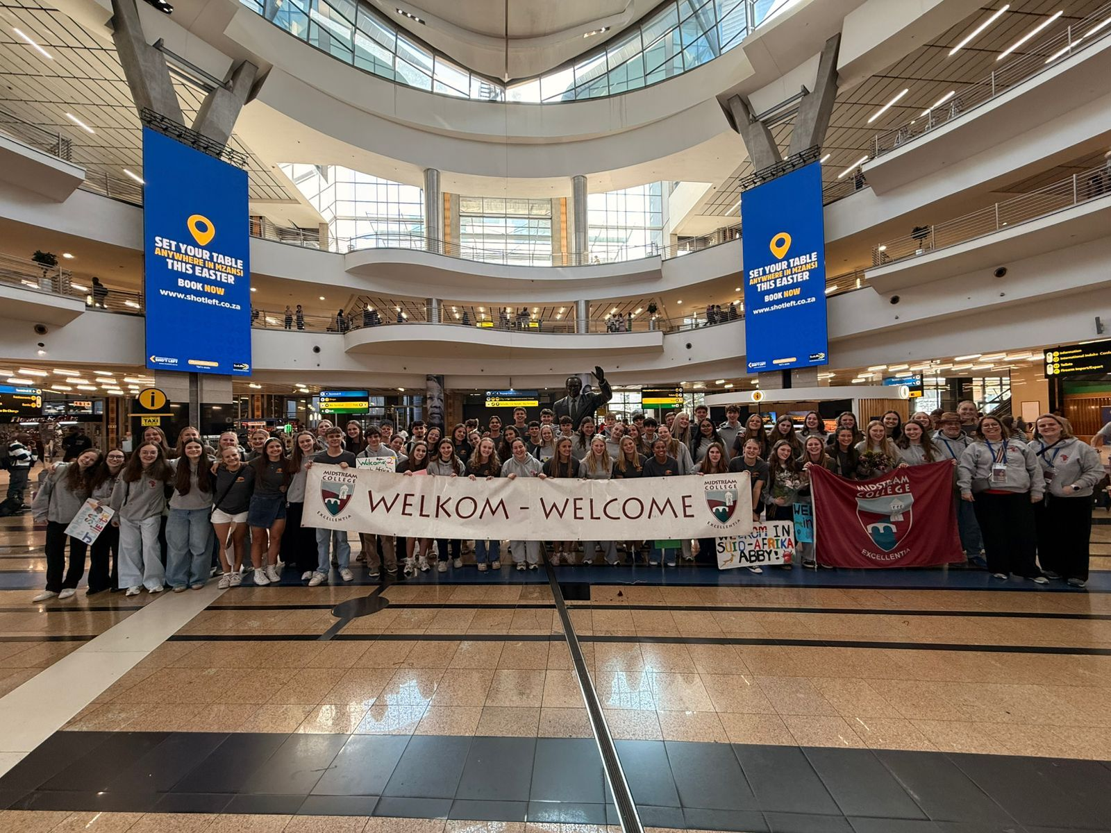 Leerlingen met spandoek
