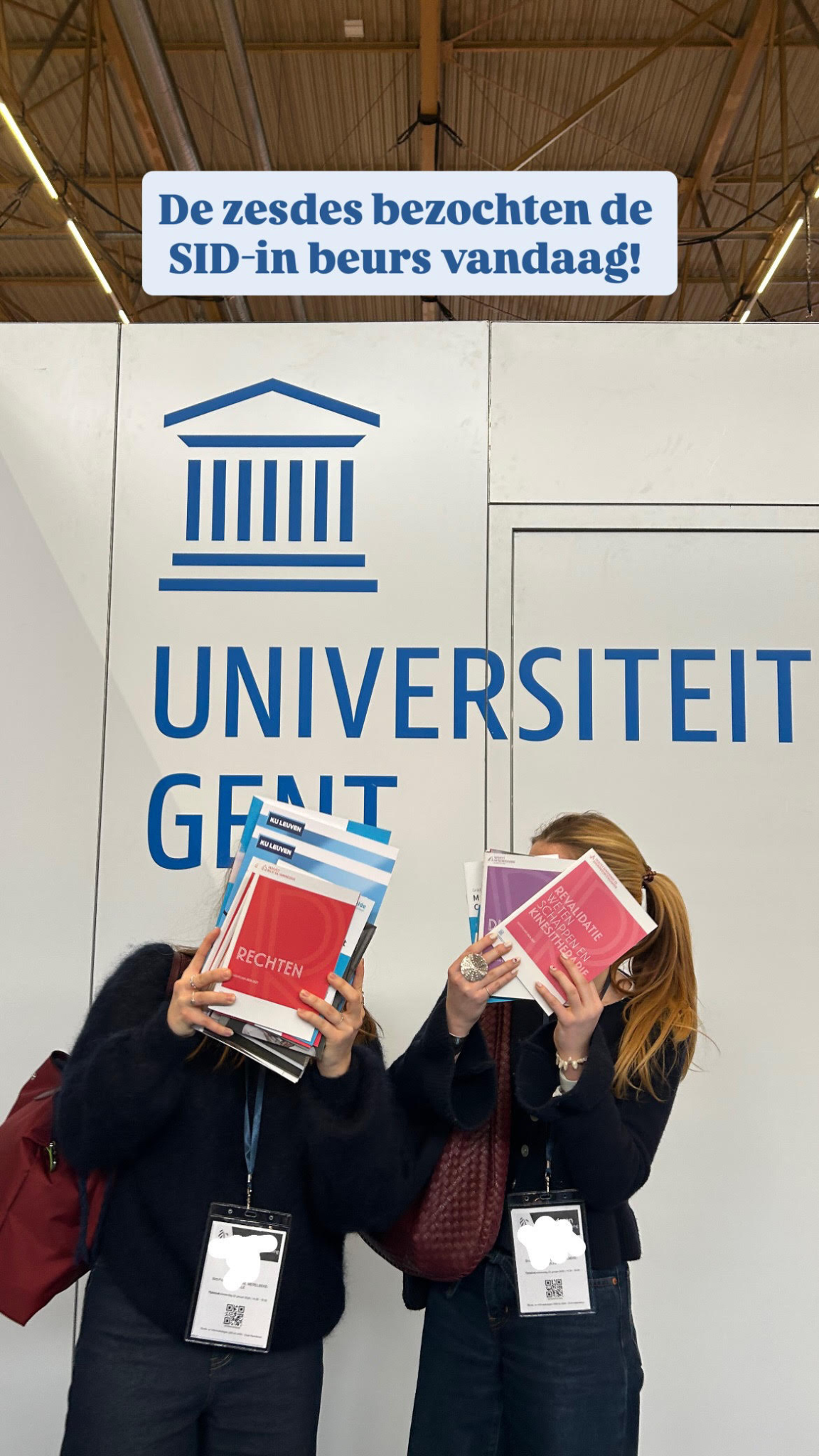 2 leerlingen met een boek voor het hoofd