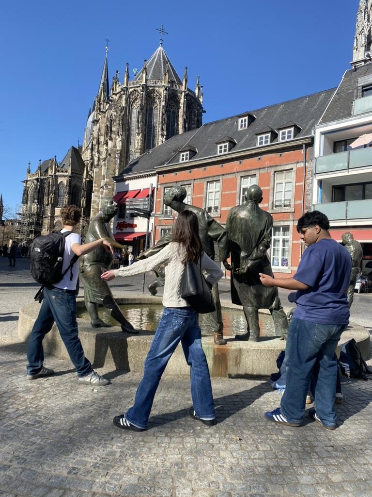 Leerlingen rond een standbeeld
