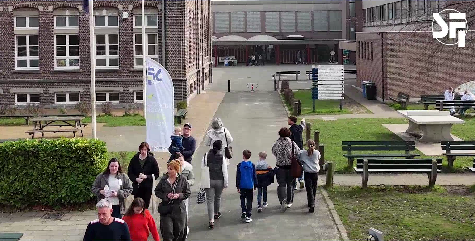 Mensen op het schooldomein