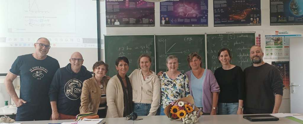 Foto mevr. De Cock met directie, graadcoördinatoren en collega's